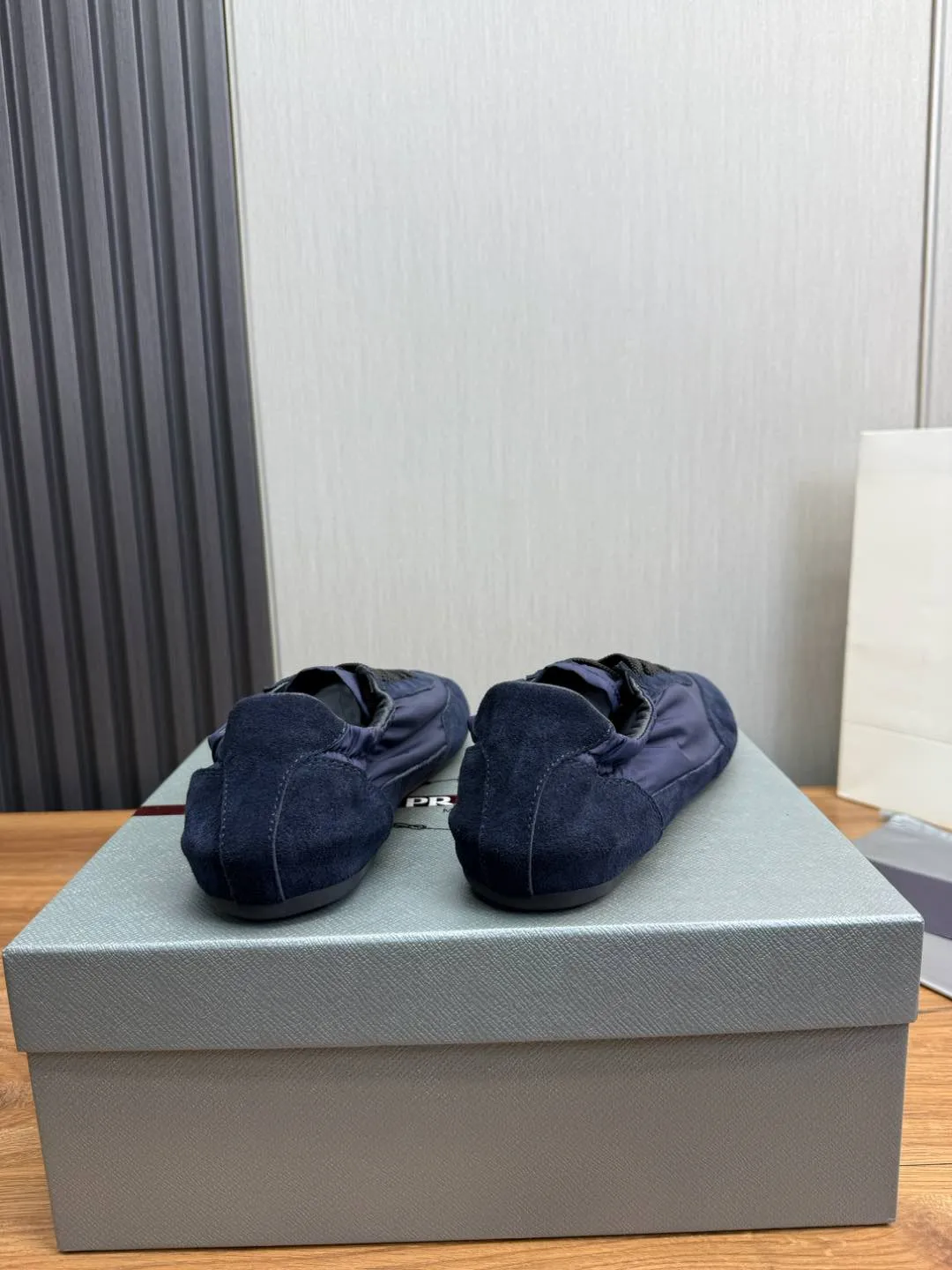 Men's Shoes💰500💰Men's PRADA 2025 Early Spring Collapse New Sports Shoes Moral Training Shoes Collapse's name comes from the fact that it can be easily put on and taken off with bare hands ~ The light and comfortable features create a more relaxed and casual look, and the side elastic design can be worn twice! Super comfortable catwalk sneakers, as thin and light as ballet slippers, as comfortable as sneakers, comfortable and super light on the feet. Fabric: frosted cowhide leather spliced ​​with nylon cloth, cowhide foot pads, men's size 38-45